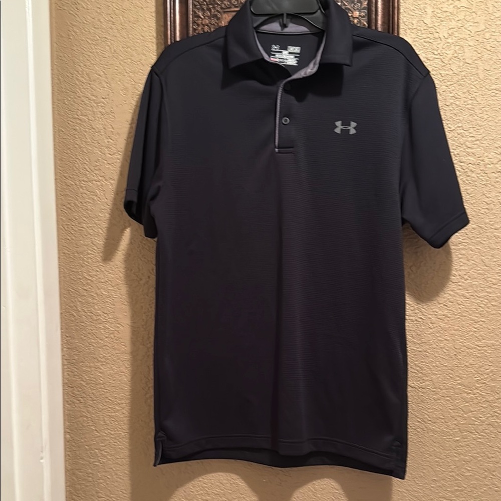 Gently worn Under Armour heat gear Men's Polo Shirt. Loose fit.  Medium